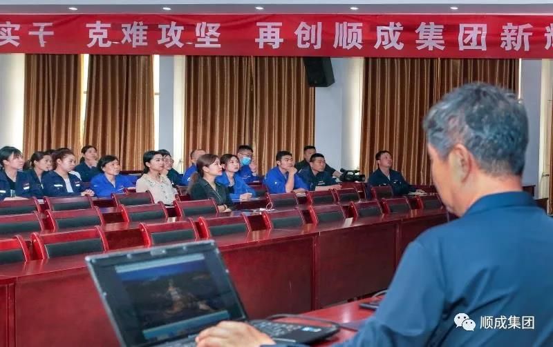 河南bte365集团举行通讯员摄影手艺培训班